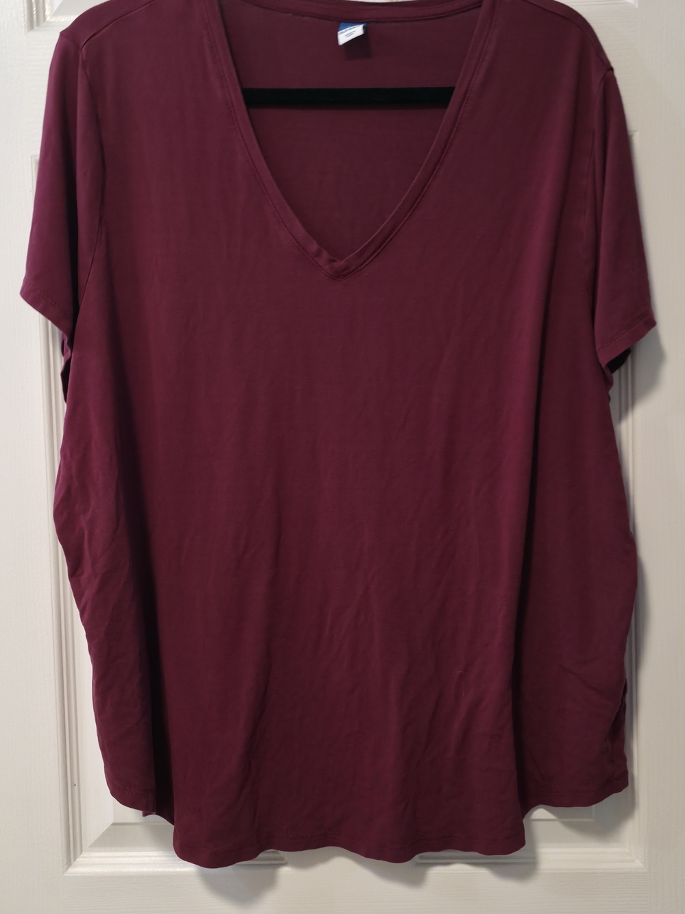 Old Navy V-Neck Short Sleeve Tee in Burgundy